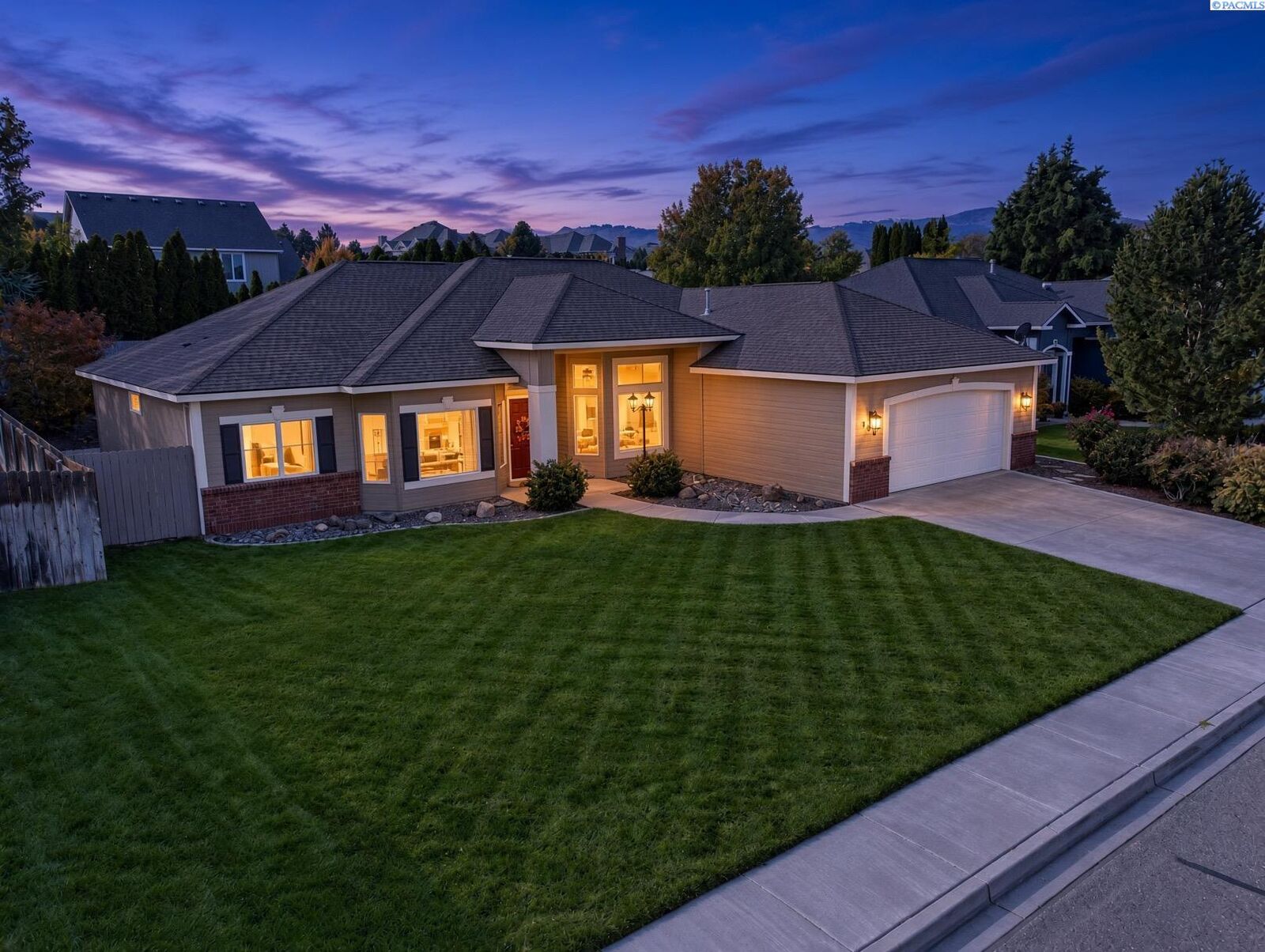 Property Photo:  1674 Venus Circle  WA 99352 