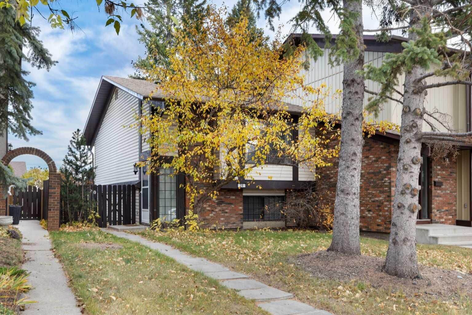 Property Photo:  20 Dalhousie Crescent NW  AB T3A 2H8 