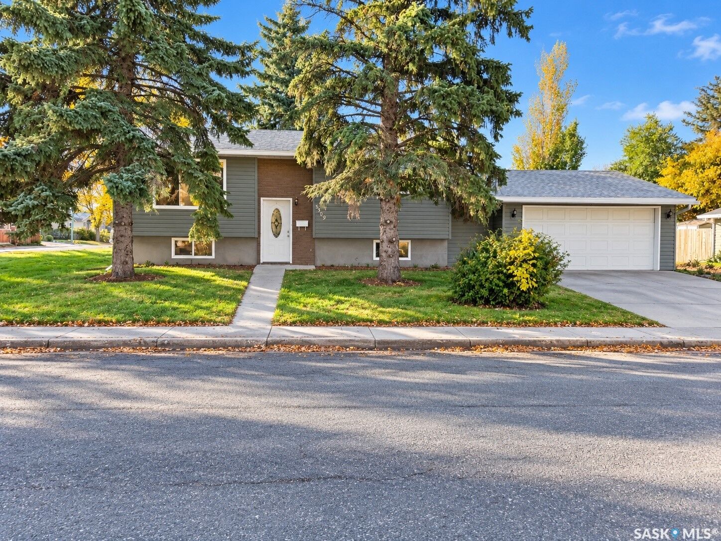 Property Photo:  5309 2nd Avenue N  SK S4R 0Z5 