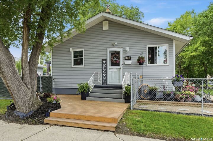 Property Photo:  1237 10th Avenue E  SK S4N 0J4 