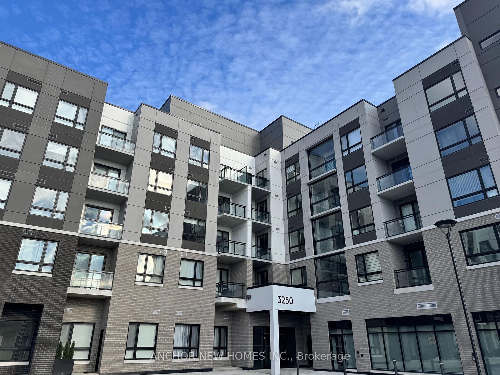 Property Photo:  3250 Carding Mill Trail 521  ON L6M 1R1 