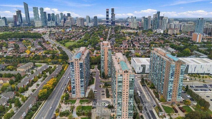 Property Photo:  135 Hillcrest Avenue 1111  ON L5B 4B1 