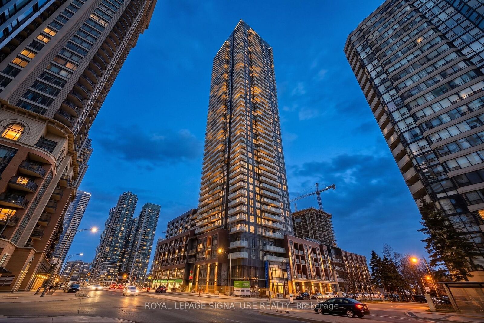Property Photo:  430 Square One Drive 4605  ON L5B 3Y1 