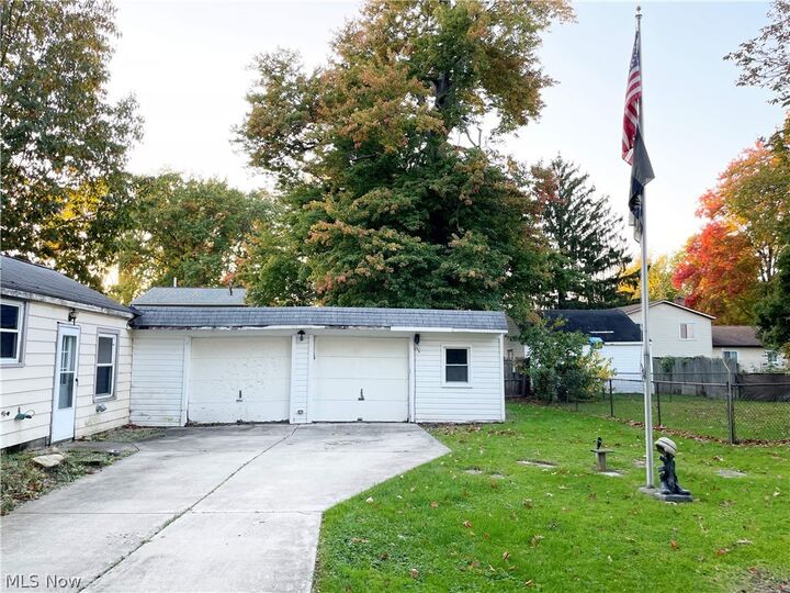 Property Photo:  5564 Green Oak Avenue  OH 44060 