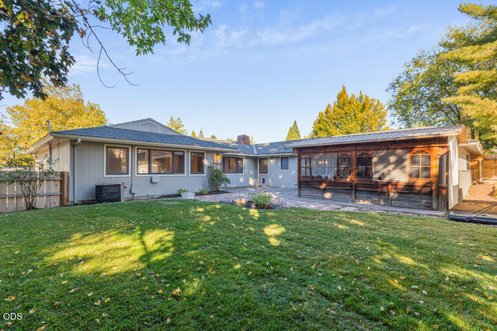 Property Photo:  1777 Arlington Drive  OR 97601 