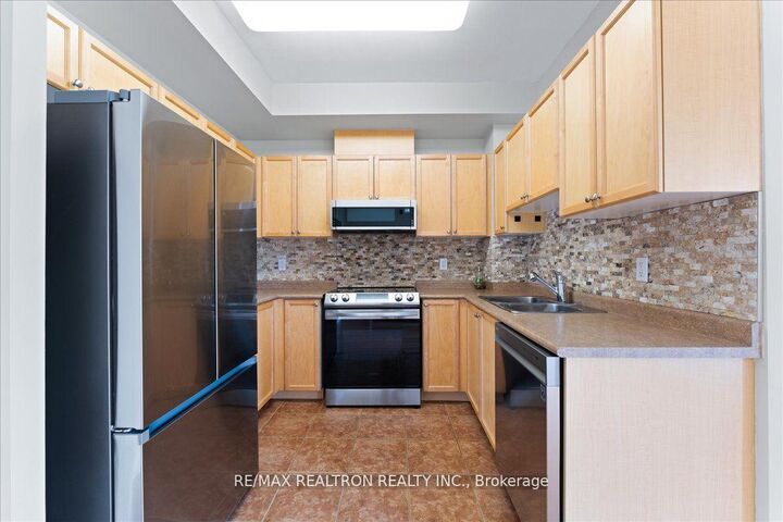 Property Photo:  15450 Yonge Street 304  ON L4G 0K1 