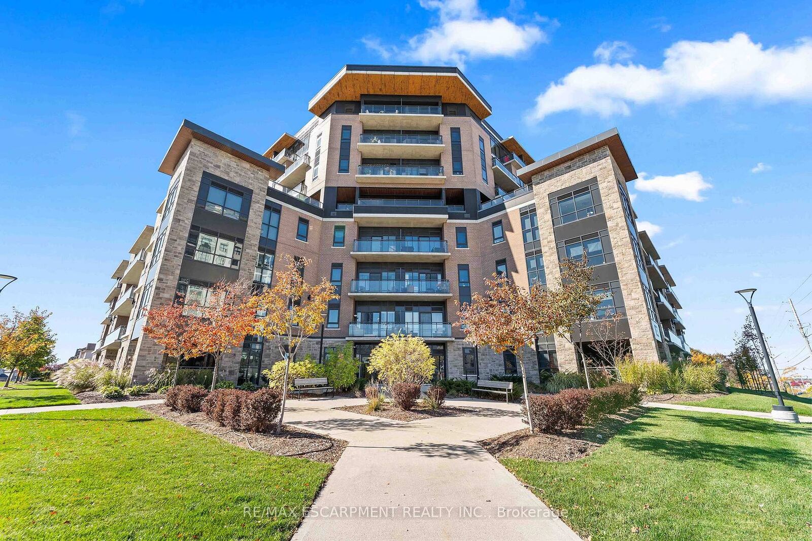 Photo de la propriété:  332 Gosling Gardens 111  ON L5C 1R6 
