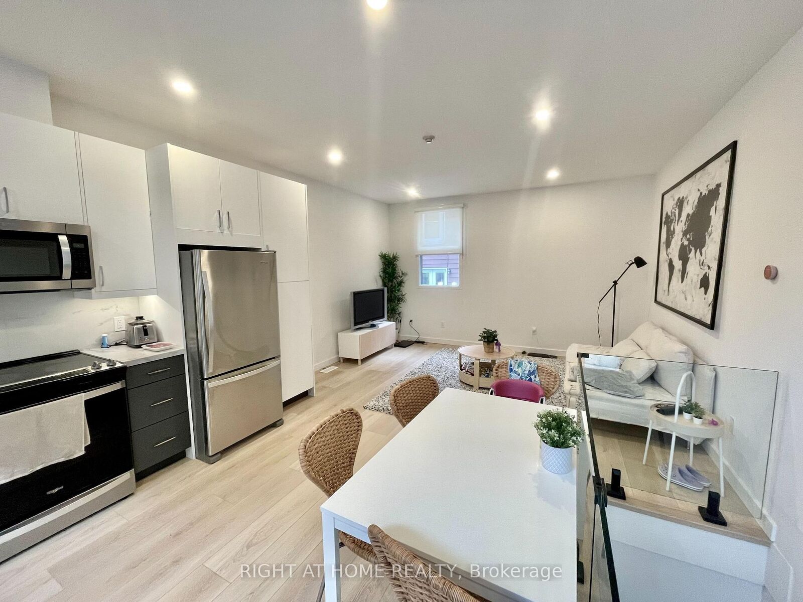 Property Photo:  367 Howland Avenue 5  ON M5R 3C1 
