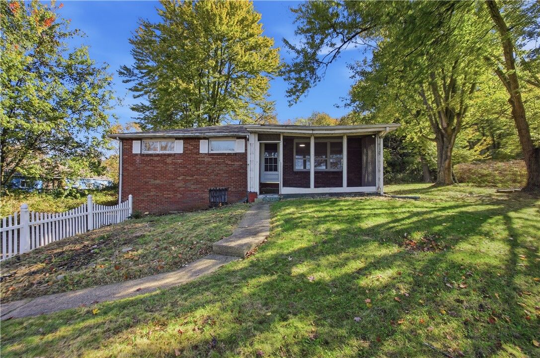 Property Photo:  222 Bellbridge Rd  PA 15037 