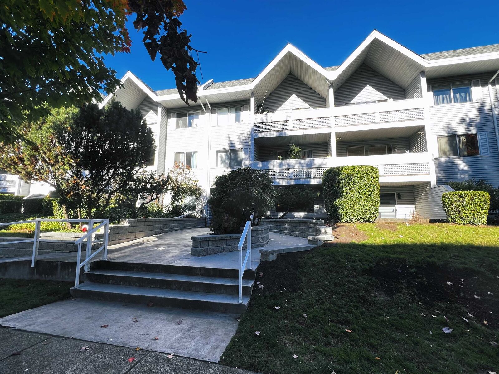 Property Photo: 2055 Suffolk Avenue 207 BC V3B 1H4