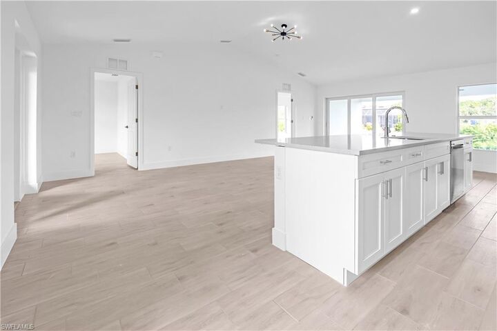 Property Photo:  335 NE 31st St  FL 33909 