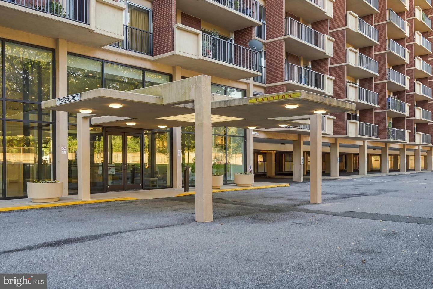 Property Photo:  1300 Army Navy Drive 805  VA 22202 