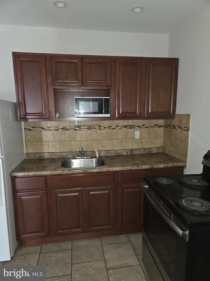 Property Photo:  5919 Chestnut Street 1  PA 19139 