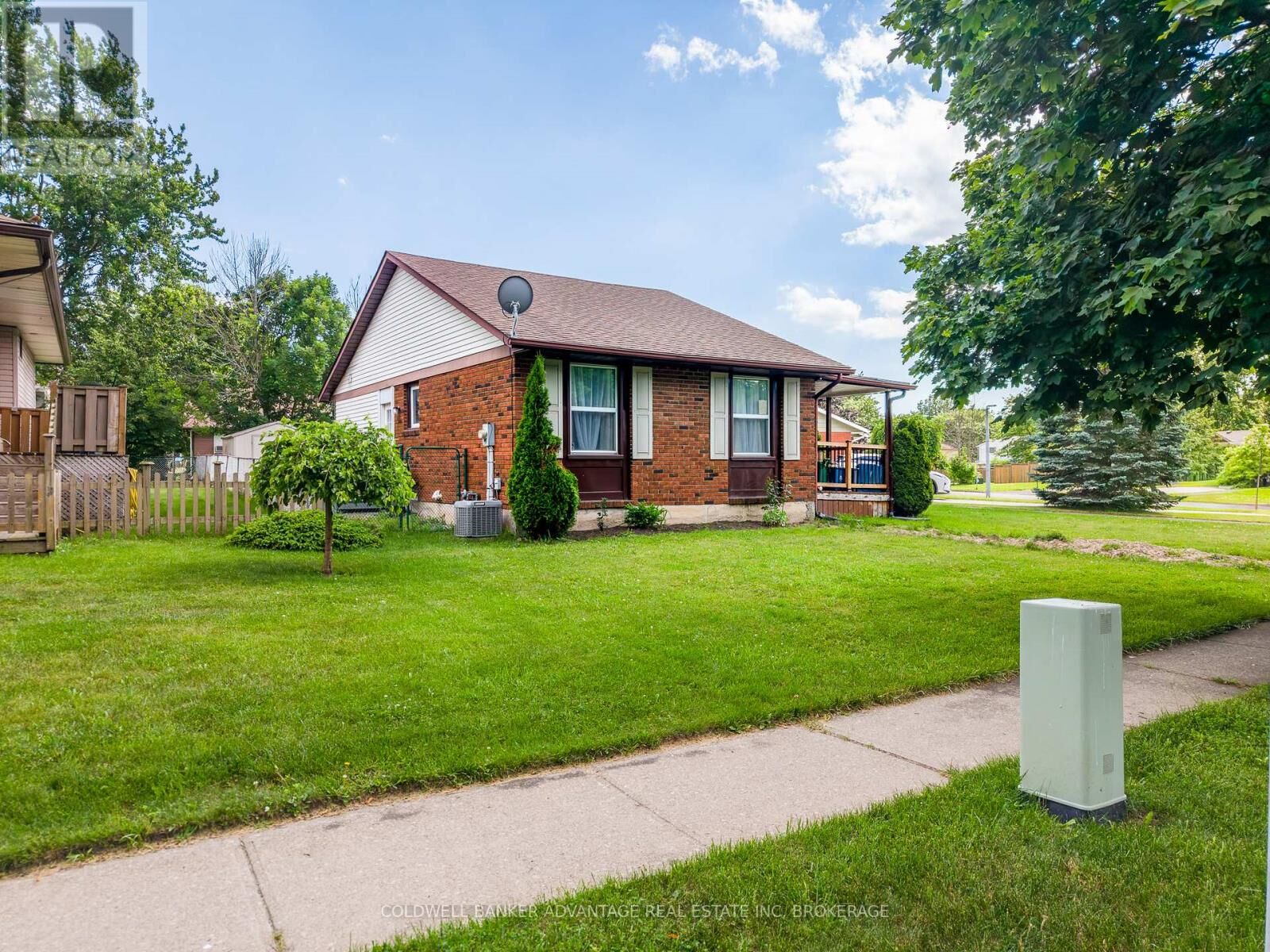 Property Photo:  25 Newleaf Crescent  ON L3C 6B4 