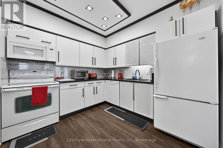 Property Photo:  208 Silvercreek Parkway North 213  ON N1H 8H2 