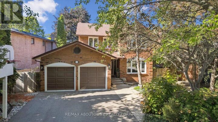 Property Photo: 1194 Queen Victoria Avenue ON L5H 3H3