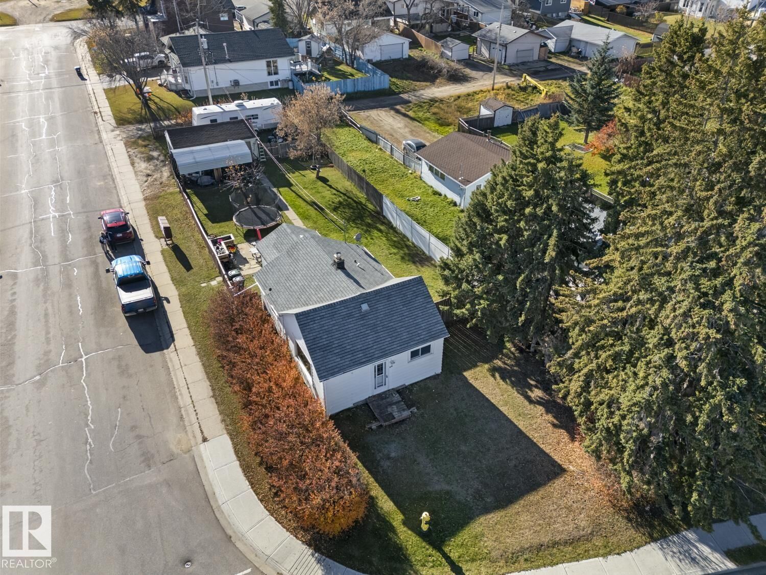 Property Photo: 601 16 Avenue AB T9M 1L4