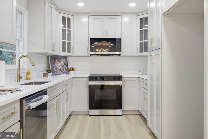 Property Photo:  180 E Greenwood Drive  GA 30117 