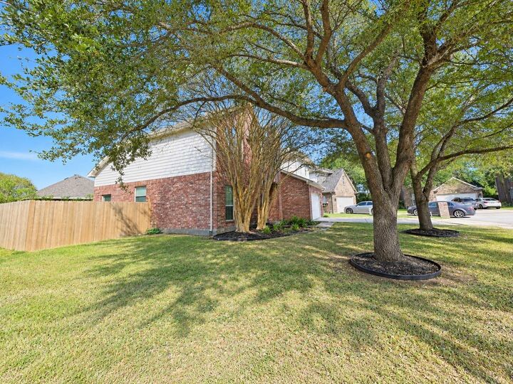 Property Photo: 511 Briscoe Circle TX 77539