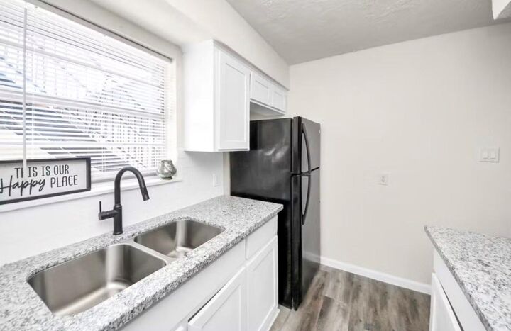 Property Photo: 2110 Melbourne Street 12 TX 77026