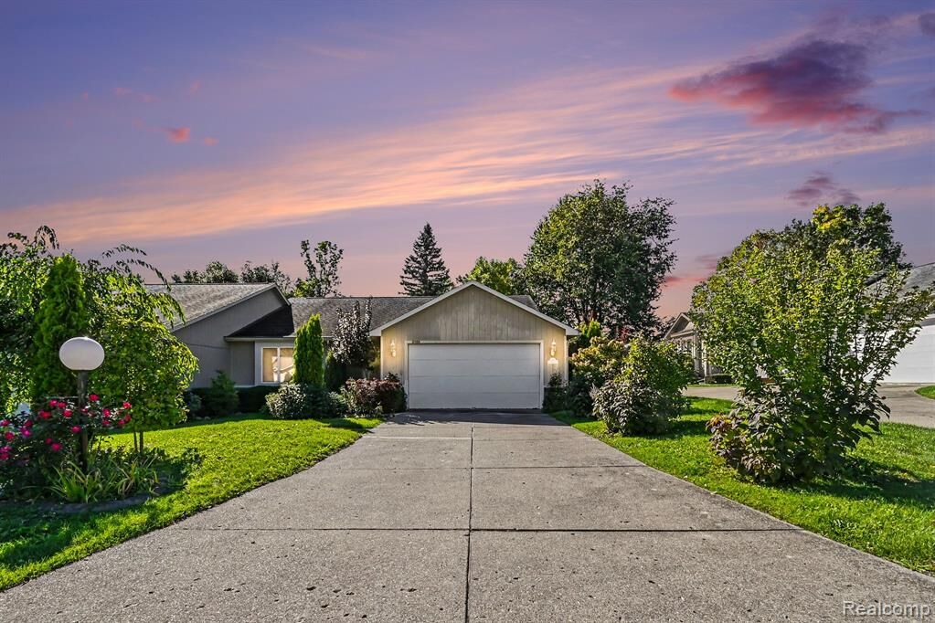 Property Photo:  5566 Hickory Circle  MI 48433 2454 
