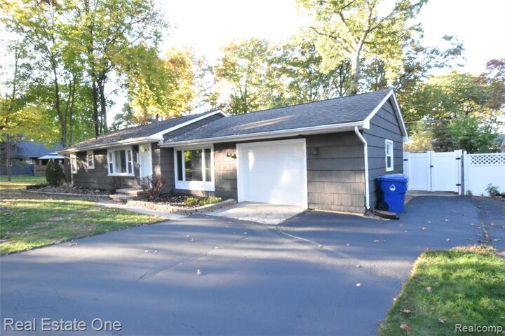 Property Photo: 5674 Brunswick Boulevard MI 48327 2508