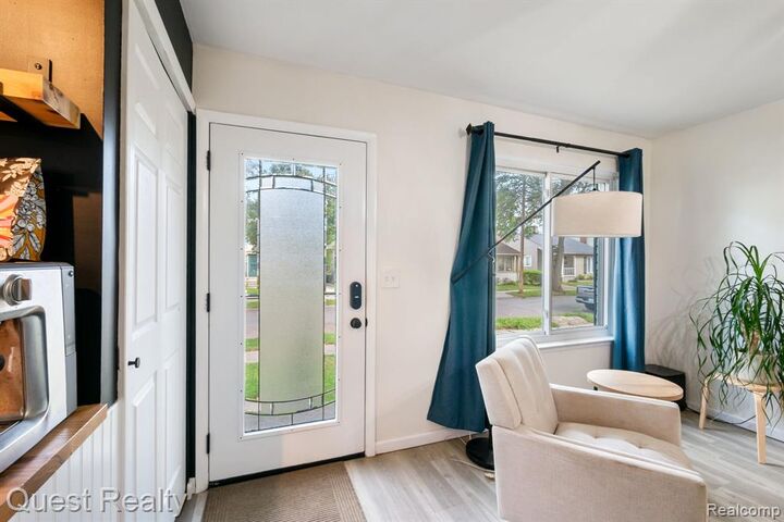Property Photo:  546 E Drayton Street  MI 48220 1329 