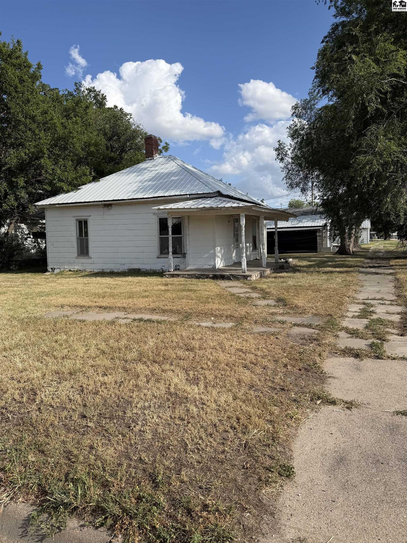 Property Photo:  122 N Ford Ave  KS 67834 