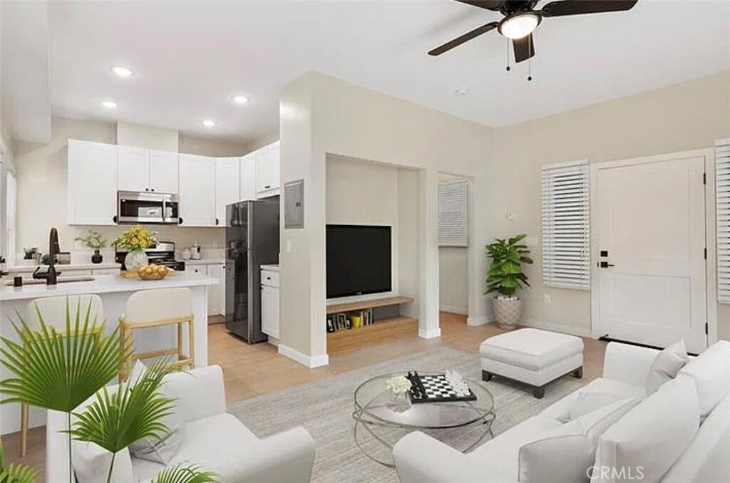Property Photo:  1220 E 1st St 5  CA 90802 