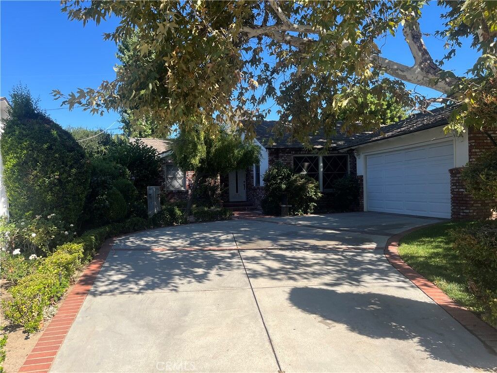 Property Photo:  22615 Collins Street  CA 91367 