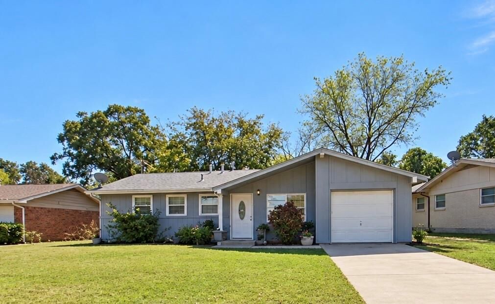 Property Photo: 8829 Easley Street TX 76108