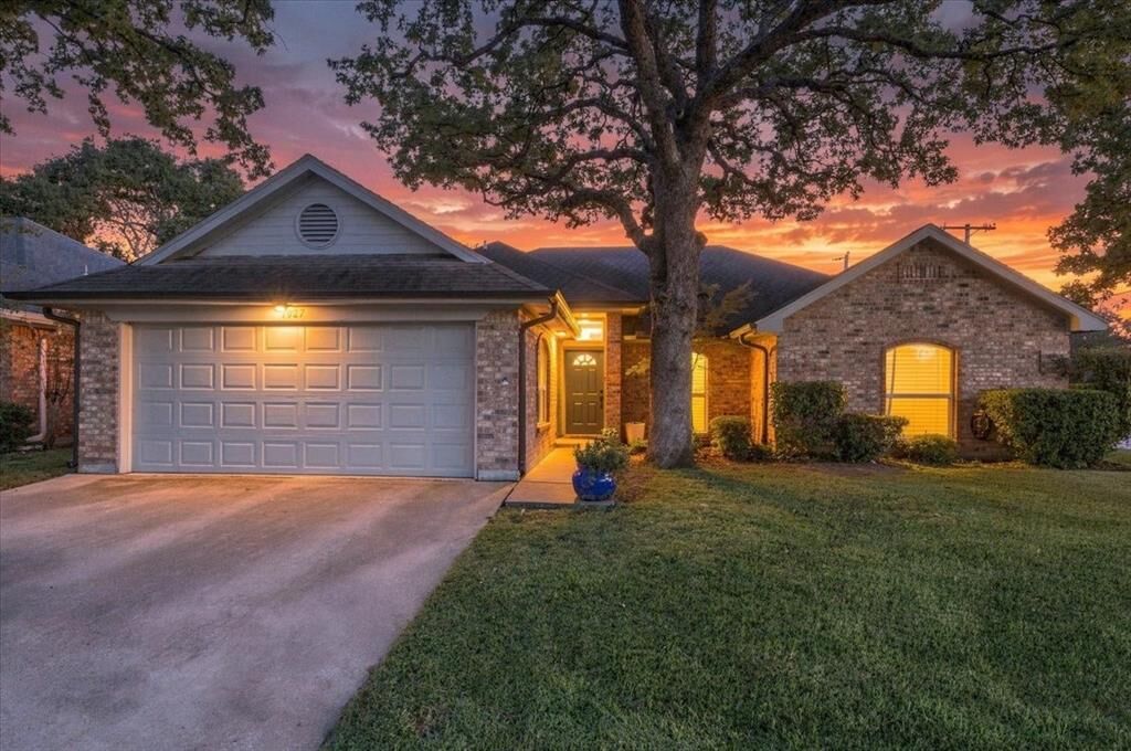 Property Photo: 1027 Hunter Ridge Drive TX 76013