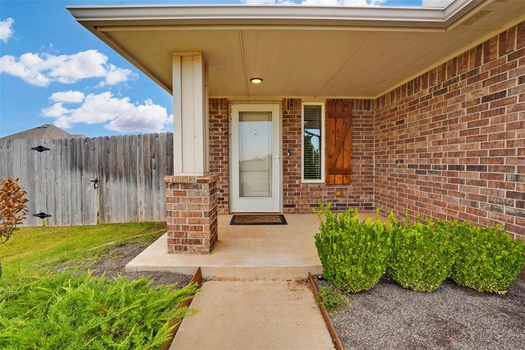 Property Photo: 19628 Brookville Drive OK 73012