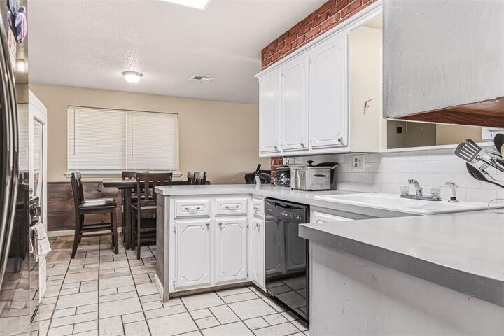 Property Photo:  1061 W Main Street  OK 73160 