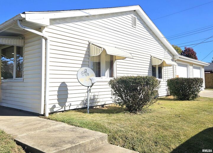 Property Photo:  800 N Adams Street  IL 62656 