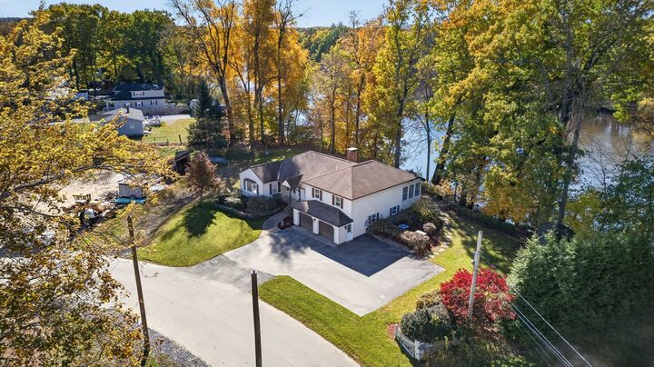 Property Photo:  1 Atkinson Circle  NH 03051 