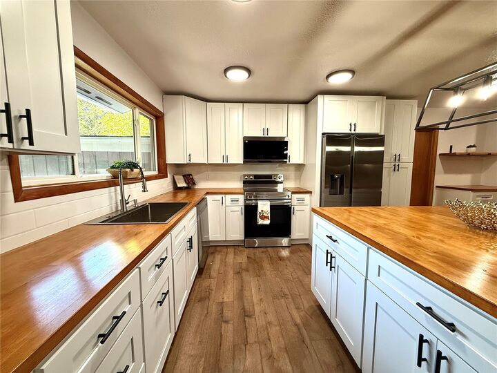 Property Photo: 2918 Glenwood Drive WA 98632