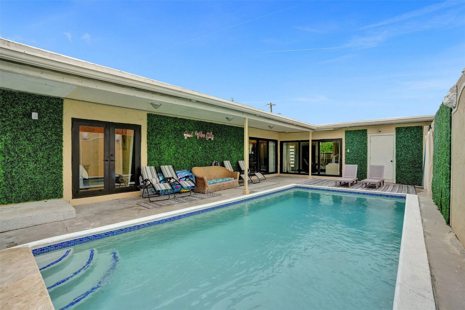 Property Photo:  1711 NE 2nd Terrace  FL 33060 