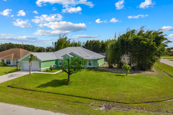 Property Photo:  2001 SE Dranson Circle  FL 34952 