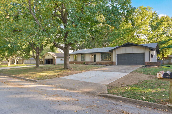 Property Photo: 1754 E Cardinal Street MO 65804