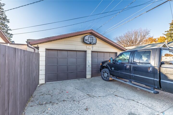 Property Photo:  1080 Henleaze Avenue  SK S6H 3V6 
