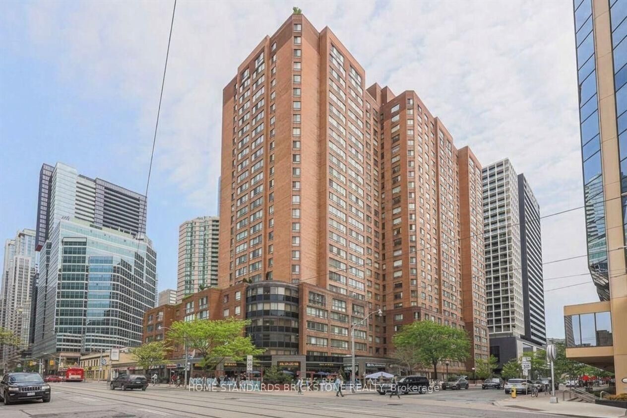 Property Photo:  633 Bay Street 2421  ON M5G 2G4 