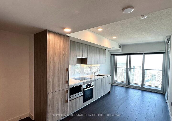Property Photo: 3 Concord Cityplace Way 2715 ON M5V 0X4