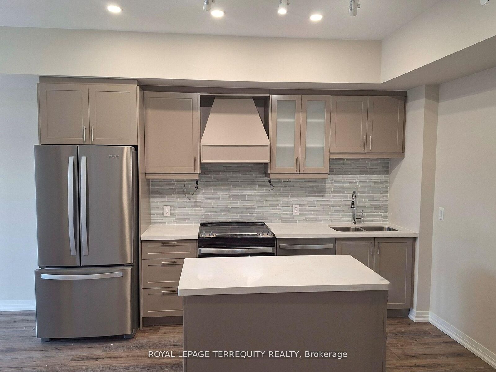 Property Photo: 50 Herrick Avenue Lp 15 ON L2P 0G3