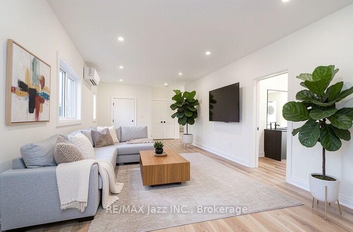 Property Photo:  639 Hortop Street Main  ON L1G 4N4 