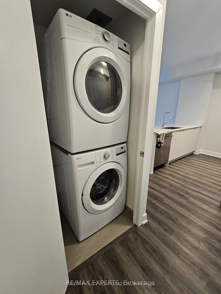 Property Photo:  4130 Parkside Village Drive 705  ON L5B 0L7 