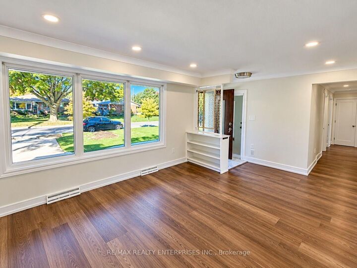 Property Photo:  60 Royal Manor Drive Main  ON L2M 4L6 