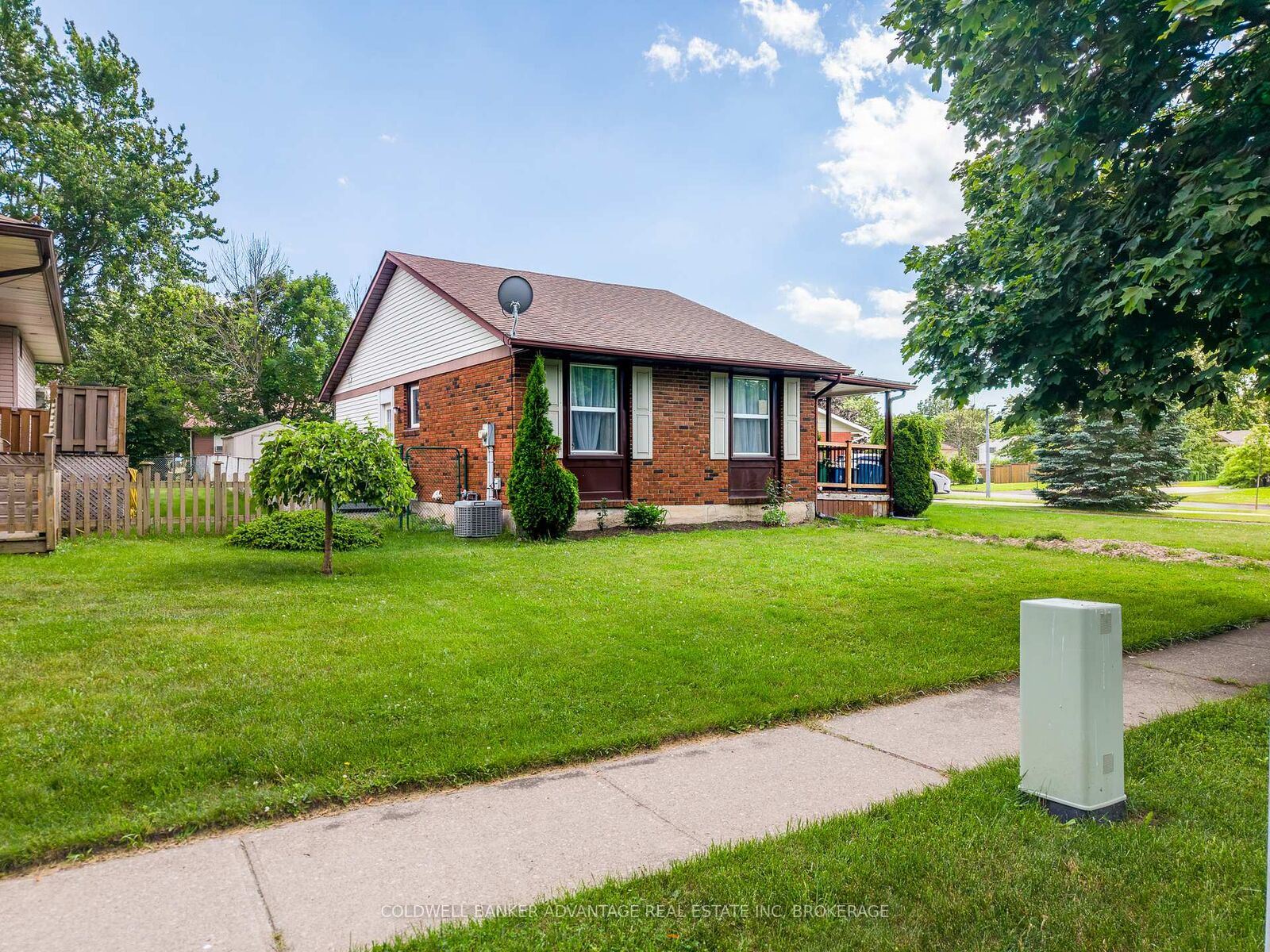 Property Photo:  25 Newleaf Crescent  ON L3C 6B4 