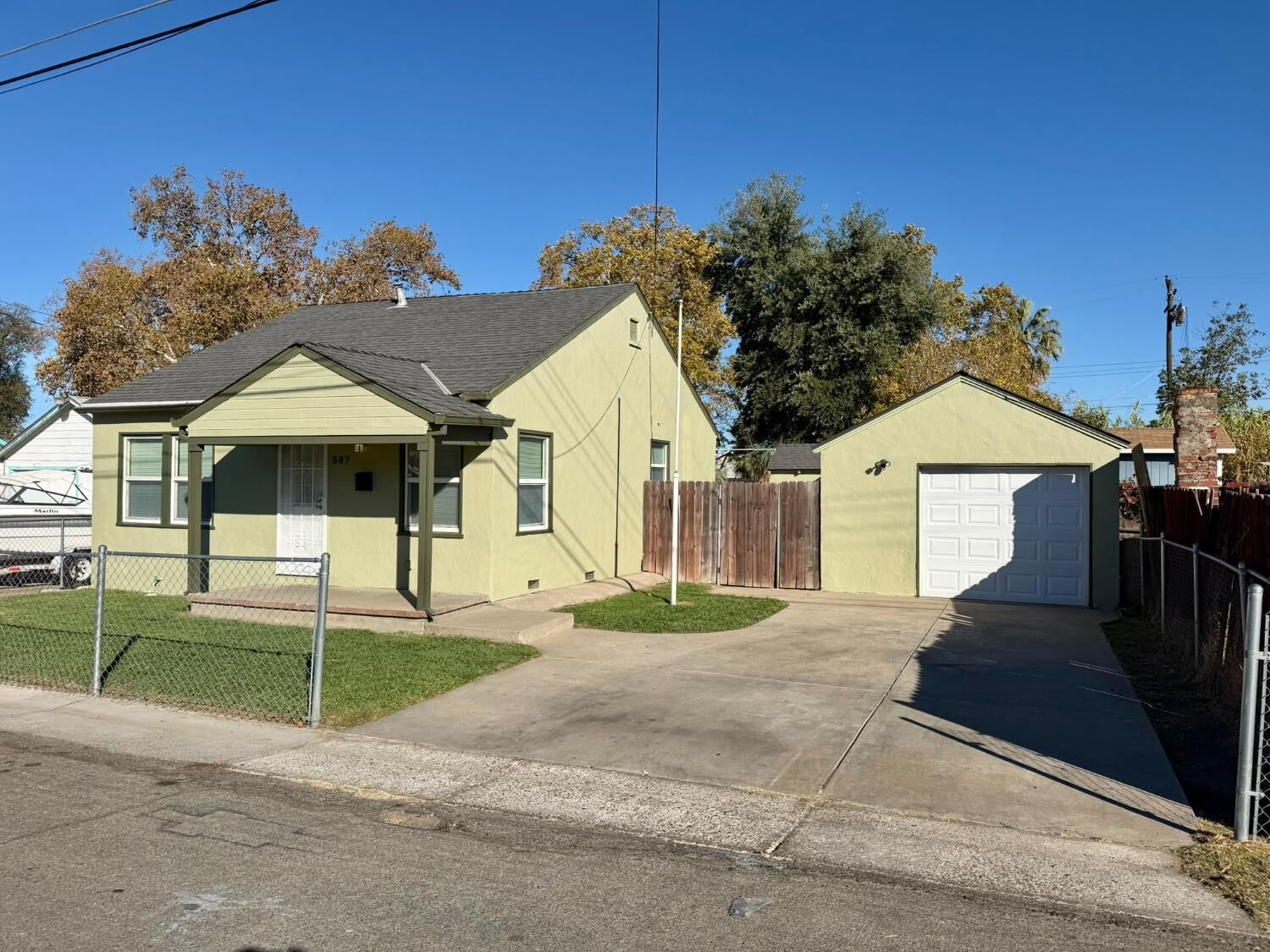 Property Photo:  887 Edgewood Avenue  CA 95815 