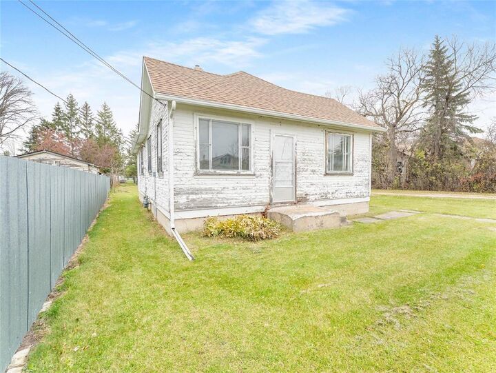 Property Photo:  615 Gertrude Avenue  MB R0E 0C0 